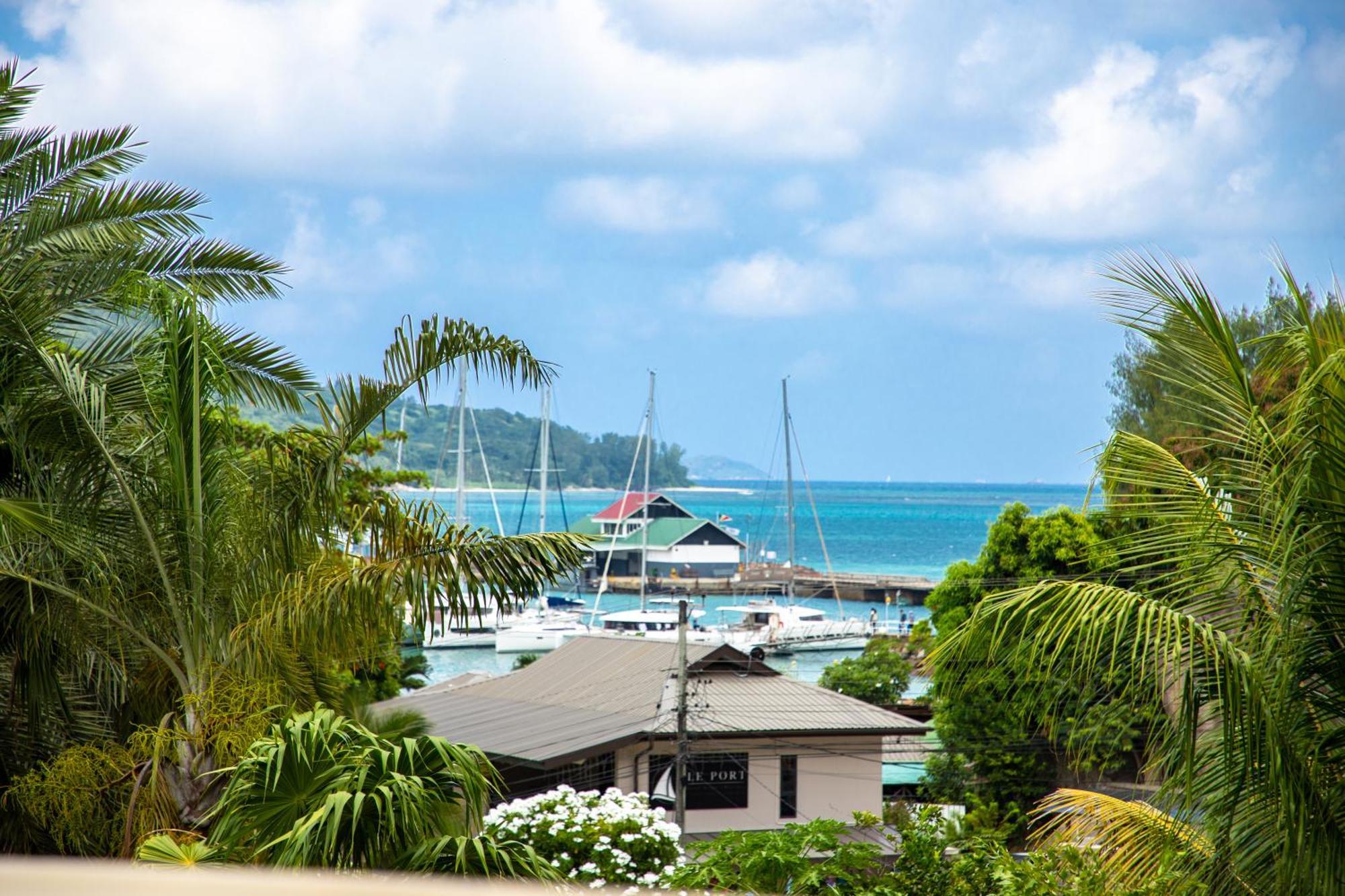 Cavern Apartments Baie Sainte Anne Buitenkant foto